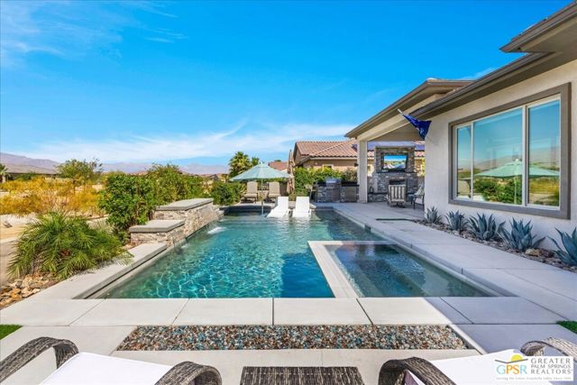 61 Zinfandel, Rancho Mirage CA: https://media.crmls.org/mediaz/37b08f05-1fb1-451e-aaf5-d96a5e50ca31.jpg