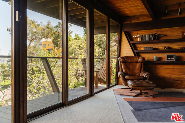 6894 Pacific View Drive, Los Angeles CA: https://media.crmls.org/mediaz/37b09fcf-7dbc-47d3-b38f-96b0d34417eb.jpg