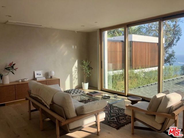 15419 Via De Las Olas, Pacific Palisades CA: https://media.crmls.org/mediaz/37b130d8-36a2-4f0e-a63a-543d93b893f8.jpg