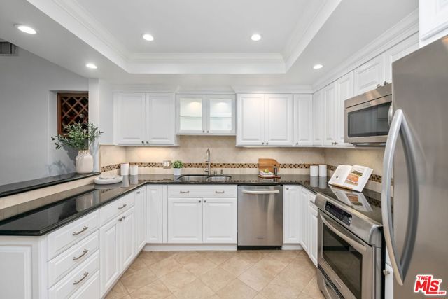 2318 Fox Hills Drive, Los Angeles CA: https://media.crmls.org/mediaz/37b29303-7840-42f7-93ae-65299f8b1b1e.jpg