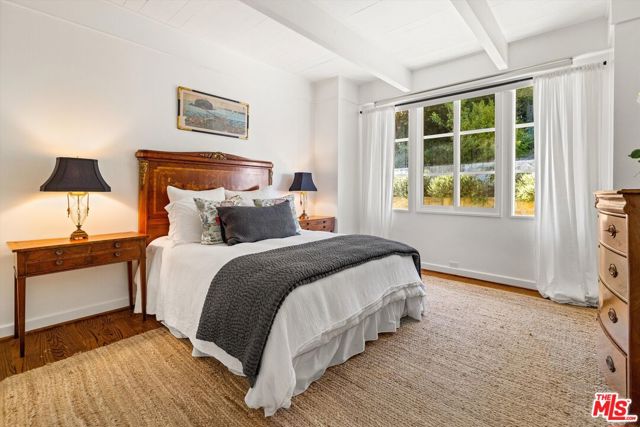 880 Knollwood Drive, Santa Barbara CA: https://media.crmls.org/mediaz/37b2f841-99c3-4526-a686-1608c5c7c759.jpg