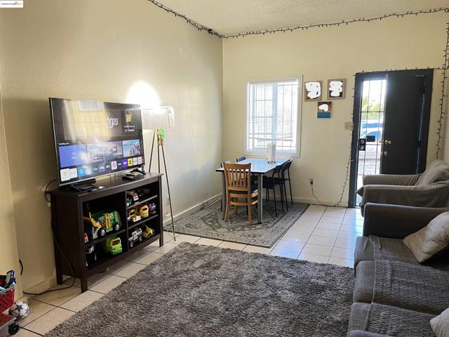 381 S 34Th St, Richmond CA: https://media.crmls.org/mediaz/37b30afd-2bb4-4781-8414-dce657839ec0.jpg