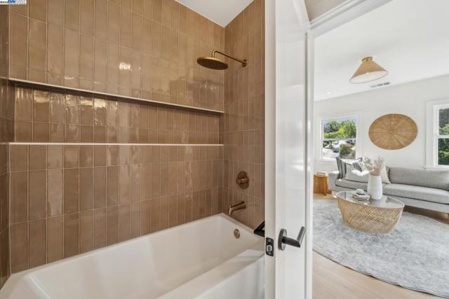 1129 WELLINGTON STREET, Oakland CA: https://media.crmls.org/mediaz/37b31cb9-6928-4d97-a3ff-4d3b56d738b5.jpg