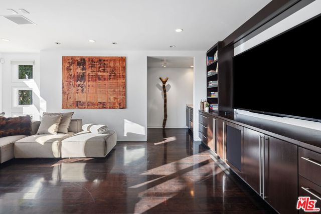1415 Summitridge Drive, Beverly Hills CA: https://media.crmls.org/mediaz/37b3d835-3578-43c9-a42a-1094d436ad28.jpg