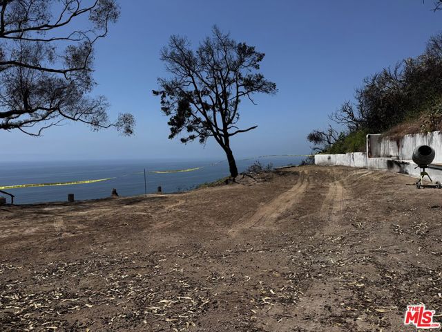 20706 Rockpoint Way, Malibu CA: https://media.crmls.org/mediaz/37b41a79-38e7-407e-a919-d25bfa428228.jpg
