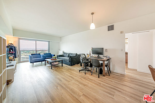 13700 Marina Pointe Drive, Marina del Rey CA: https://media.crmls.org/mediaz/37b45e83-3161-47ef-a495-b4184e1a70b7.jpg