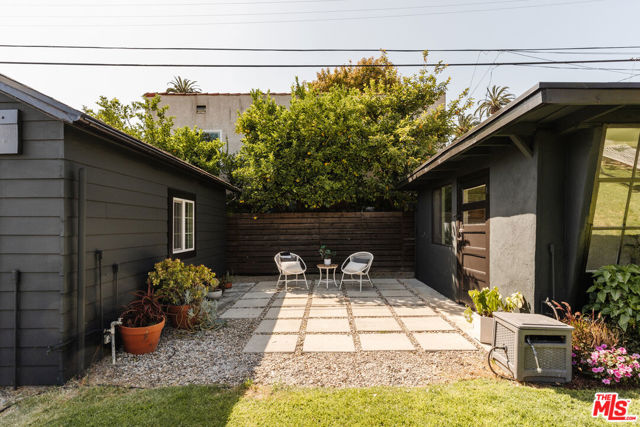 2709 S Harcourt Avenue, Los Angeles CA: https://media.crmls.org/mediaz/37b4a27a-2b6e-4f14-8cbf-43ecdff5c332.jpg