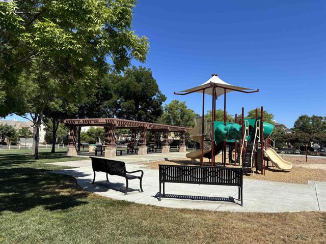 5010 Barrenstar Way, San Ramon CA: https://media.crmls.org/mediaz/37b4effe-32dd-4ce6-8eab-2c2757a15b6a.jpg