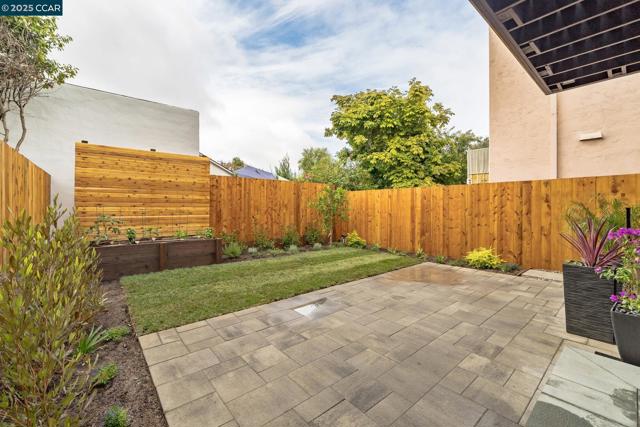 1126 Brighton Ave, Albany CA: https://media.crmls.org/mediaz/37b53342-10c6-490e-a623-00068c4b82f8.jpg