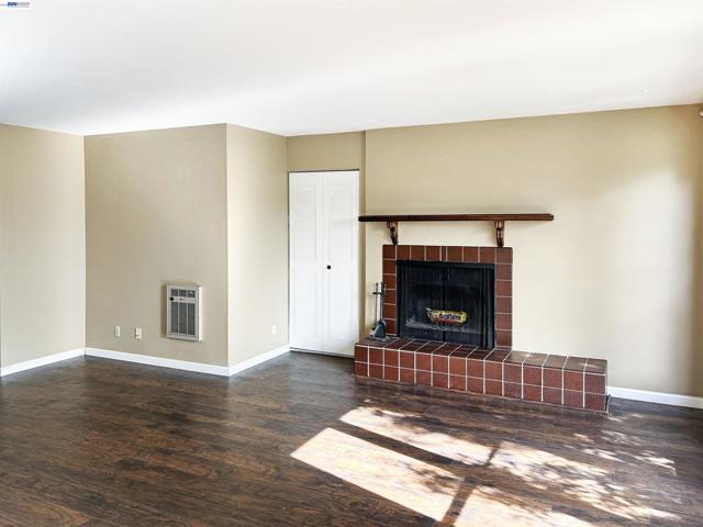 5335 Broadway Terrace, Oakland CA: https://media.crmls.org/mediaz/37b53bf1-6c0e-4de8-8e0f-d430f04a1770.jpg