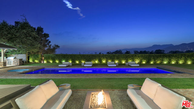 6815 Dume Drive, Malibu CA: https://media.crmls.org/mediaz/37b5757b-5844-463d-81bb-5643efeff1aa.jpg