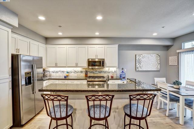 211 Wildrose Cmn, Livermore CA: https://media.crmls.org/mediaz/37b57e49-9861-4213-94f6-a6a3da9bc079.jpg