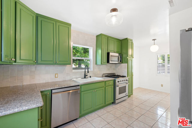 1205 Appleton Way, Venice CA: https://media.crmls.org/mediaz/37b5dd1a-dfe5-434d-8697-70d4dde81def.jpg