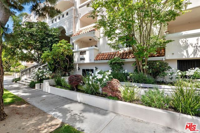 1948 Malcolm Avenue, Los Angeles CA: https://media.crmls.org/mediaz/37b672d6-b5e7-417c-b4f9-2f1b85a45002.jpg
