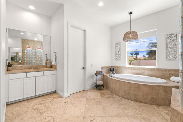 80030 Via Valerosa, La Quinta CA: https://media.crmls.org/mediaz/37b78195-c971-4209-8617-5edab7e2e17a.jpg