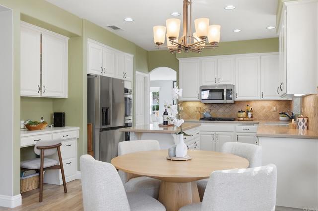 Detail Gallery Image 16 of 68 For 1921 Cresthaven Dr, Vista,  CA 92084 - 4 Beds | 3 Baths