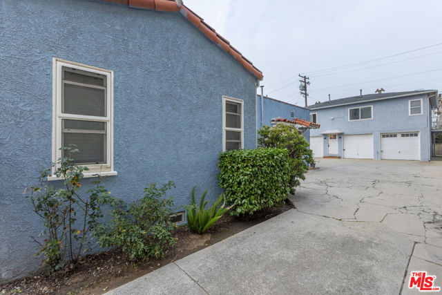 811 E Nutwood Street, Inglewood CA: https://media.crmls.org/mediaz/37b8f5e6-272c-4925-8a5b-e5546fa7080e.jpg