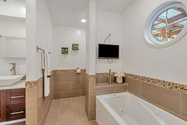 3950 Pinole Valley Rd, Pinole CA: https://media.crmls.org/mediaz/37ba9f33-b8ac-47e5-9919-15eeccb0d399.jpg