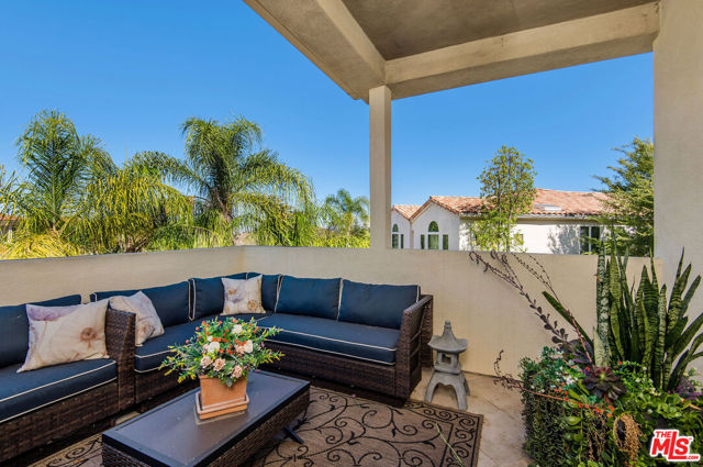 24908 Bella Vista Drive, Calabasas CA: https://media.crmls.org/mediaz/37bcff46-117f-4128-9ee1-655e166ec5e9.jpg