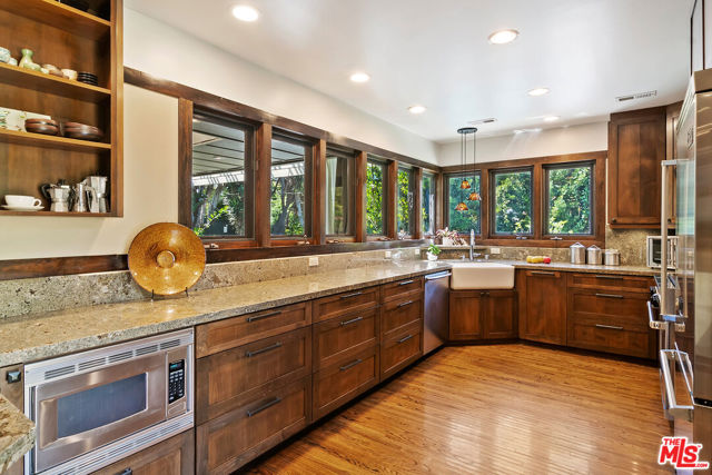 2299 Beverwil Drive, Los Angeles CA: https://media.crmls.org/mediaz/37bd8cf2-1b27-4188-ad52-8b330bc3b84e.jpg