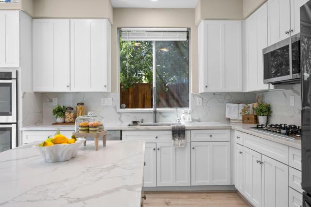 198 Continente Ave, Brentwood CA: https://media.crmls.org/mediaz/37be5f37-6a03-4974-aea6-5685b534bdc2.jpg