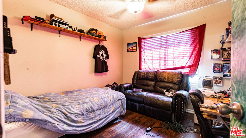 https://media.crmls.org/mediaz/37bed472-21f1-4d00-821b-982f65370970.jpg?preset=X-Large