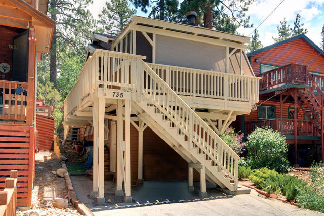 735 Santa Barbara Avenue, Sugarloaf CA: https://media.crmls.org/mediaz/37c05aab-19f7-44de-8e86-9e226d9cafd7.jpg