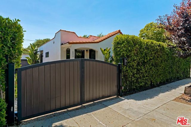 8978 Norma Place, West Hollywood CA: https://media.crmls.org/mediaz/37c2c9d8-efe3-4221-aeec-d9beae673dab.jpg