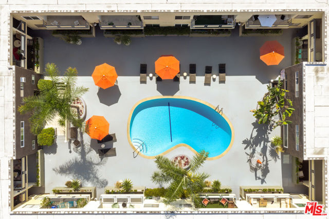 1233 N Laurel Avenue, West Hollywood CA: https://media.crmls.org/mediaz/37c2dea6-56b7-4342-93d2-89e4734efc21.jpg