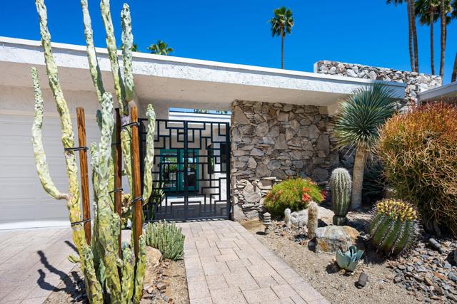 1380 Malaga Circle, Palm Springs CA: https://media.crmls.org/mediaz/37c345ae-b0a6-4393-8cbc-8900f1144ef0.jpg