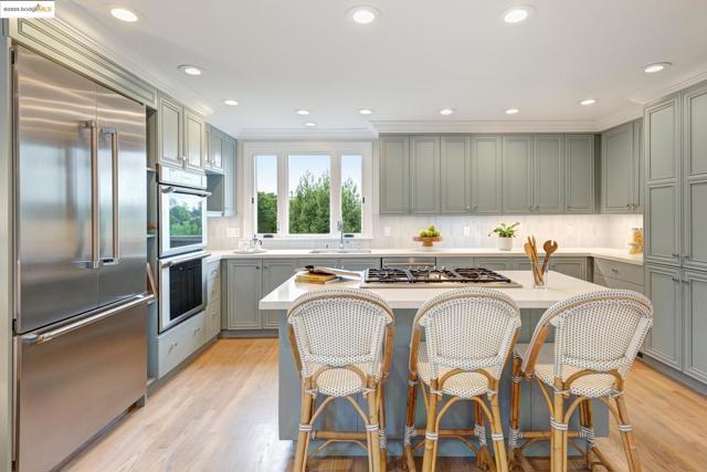 2 Cavendish Ln, Piedmont CA: https://media.crmls.org/mediaz/37c381ec-08c4-4b2e-9b56-7703e99e1e2d.jpg
