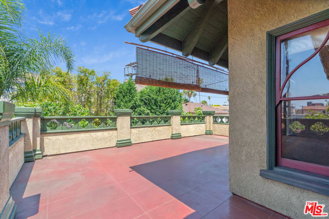 1049 Elden Avenue, Los Angeles CA: https://media.crmls.org/mediaz/37c3cbdf-0c6f-4e1e-835d-c84ad9e546ba.jpg