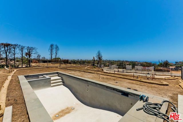 16529 Chattanooga Place, Pacific Palisades CA: https://media.crmls.org/mediaz/37c4386e-e842-415e-85dd-a31cb2788d43.jpg