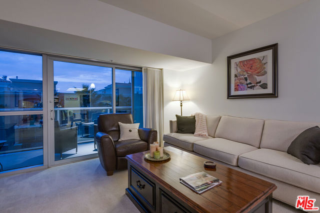 13700 MARINA POINTE Drive, Marina del Rey CA: https://media.crmls.org/mediaz/37c514fc-4b8a-465e-beb1-c56e930090d7.jpg