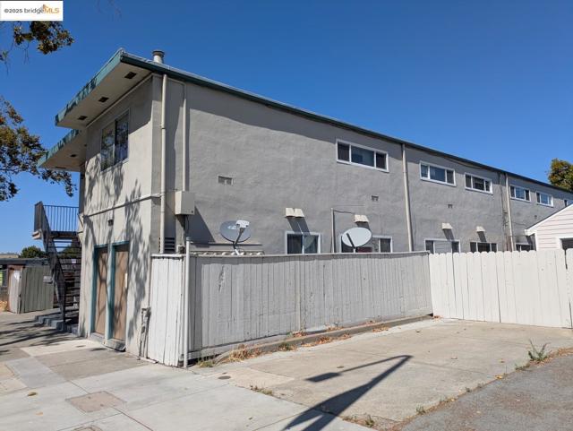 1213 San Pablo AVE, Berkeley CA: https://media.crmls.org/mediaz/37c52121-3409-4c77-a443-1404fa170fd2.jpg