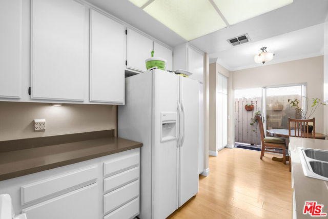 2405 34th Street, Santa Monica CA: https://media.crmls.org/mediaz/37c590c5-ca55-4387-8e41-602a0c352a3a.jpg