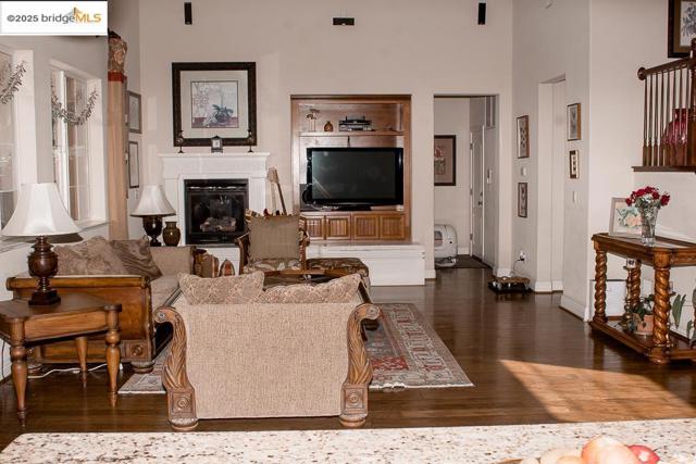 1083 Steeple Blvd, Brentwood CA: https://media.crmls.org/mediaz/37c5d18e-38bb-4335-95c4-29b58384b205.jpg