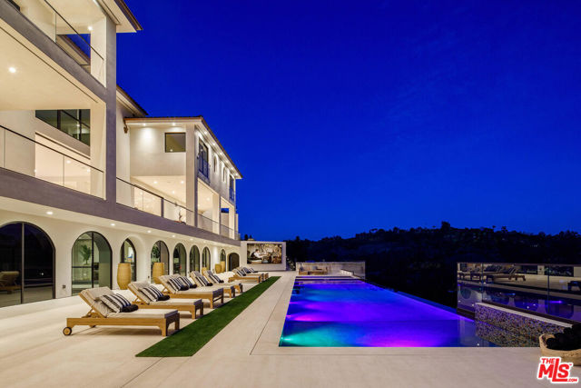 10697 Somma Way, Los Angeles CA: https://media.crmls.org/mediaz/37c682b7-17de-4afa-b44e-5deb5eb1d031.jpg
