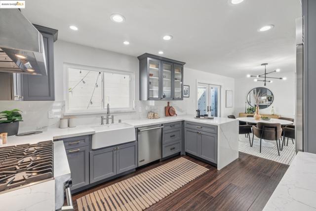 5646 Thornhill Dr, Oakland CA: https://media.crmls.org/mediaz/37c6dcc2-a56e-46a0-b762-08f85273c8fd.jpg