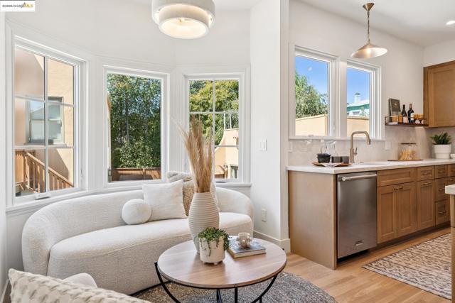 101 Palm Dr, Piedmont CA: https://media.crmls.org/mediaz/37c72a6e-7cb7-45b8-987c-659e845b6ad9.jpg
