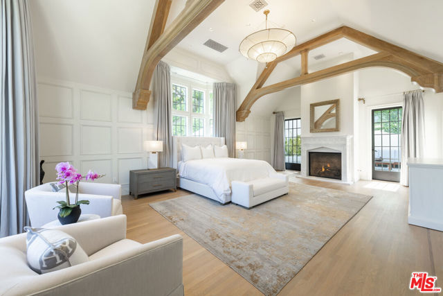 10950 Bellagio Road, Los Angeles CA: https://media.crmls.org/mediaz/37cabdce-d261-47ef-bf30-4b8d79e986c9.jpg