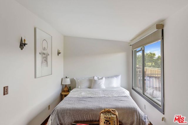 1551 Penny Road, Topanga CA: https://media.crmls.org/mediaz/37cd2827-4cdc-4479-8975-1f2d085c970d.jpg