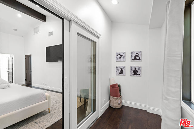 1110 N Beverly Glen Boulevard, Los Angeles CA: https://media.crmls.org/mediaz/37cd955b-c728-4341-ad80-0bba42355b20.jpg