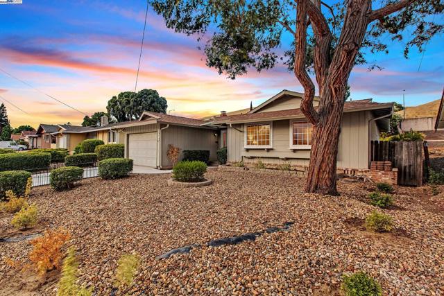 9140 Tangerine St, San Ramon CA: https://media.crmls.org/mediaz/37cdb288-cc41-47e5-aa79-d2e136e8d70a.jpg