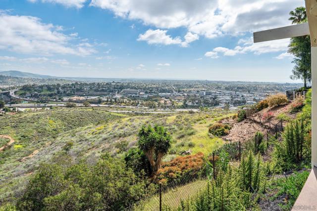 7945 Shadow Hill Dr, La Mesa CA: https://media.crmls.org/mediaz/37cdb31f-c7f7-4b48-83ae-47ac38534b45.jpg