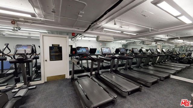 10120 Empyrean Way, Los Angeles CA: https://media.crmls.org/mediaz/37ce7b32-246c-48a2-9f29-682ca6915259.jpg