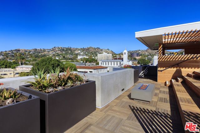 1250 N Fairfax Avenue, West Hollywood CA: https://media.crmls.org/mediaz/37cf8a1d-3420-4e6d-8600-807f957496a4.jpg