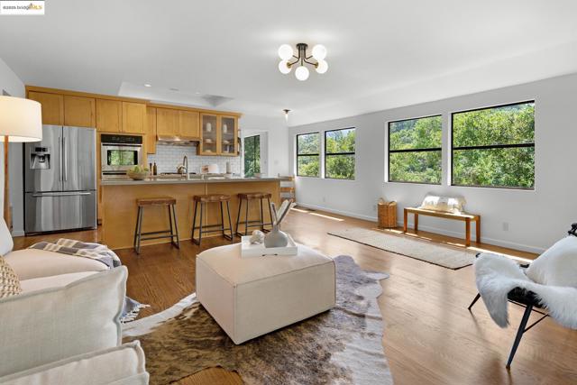 151 La Espiral, Orinda CA: https://media.crmls.org/mediaz/37cfa1e7-f784-4647-84c0-aafb4e466b69.jpg