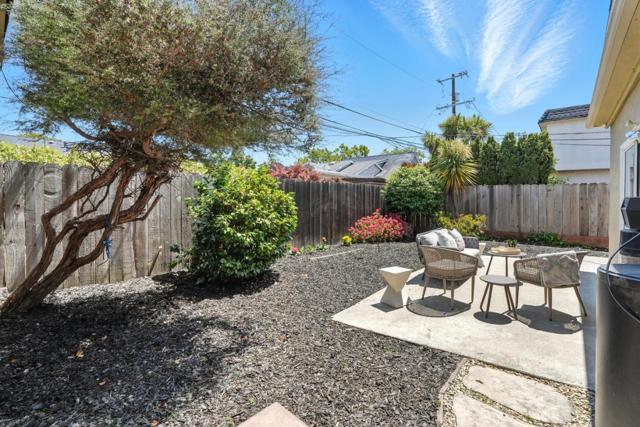 946 Laguna Avenue, Burlingame CA: https://media.crmls.org/mediaz/37d03ace-a7ef-4e3e-a10d-38d46868c150.jpg
