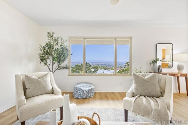 4469 Albatross Way, Oceanside CA: https://media.crmls.org/mediaz/37d049d1-0a92-4e56-ae30-49ccb625e163.jpg